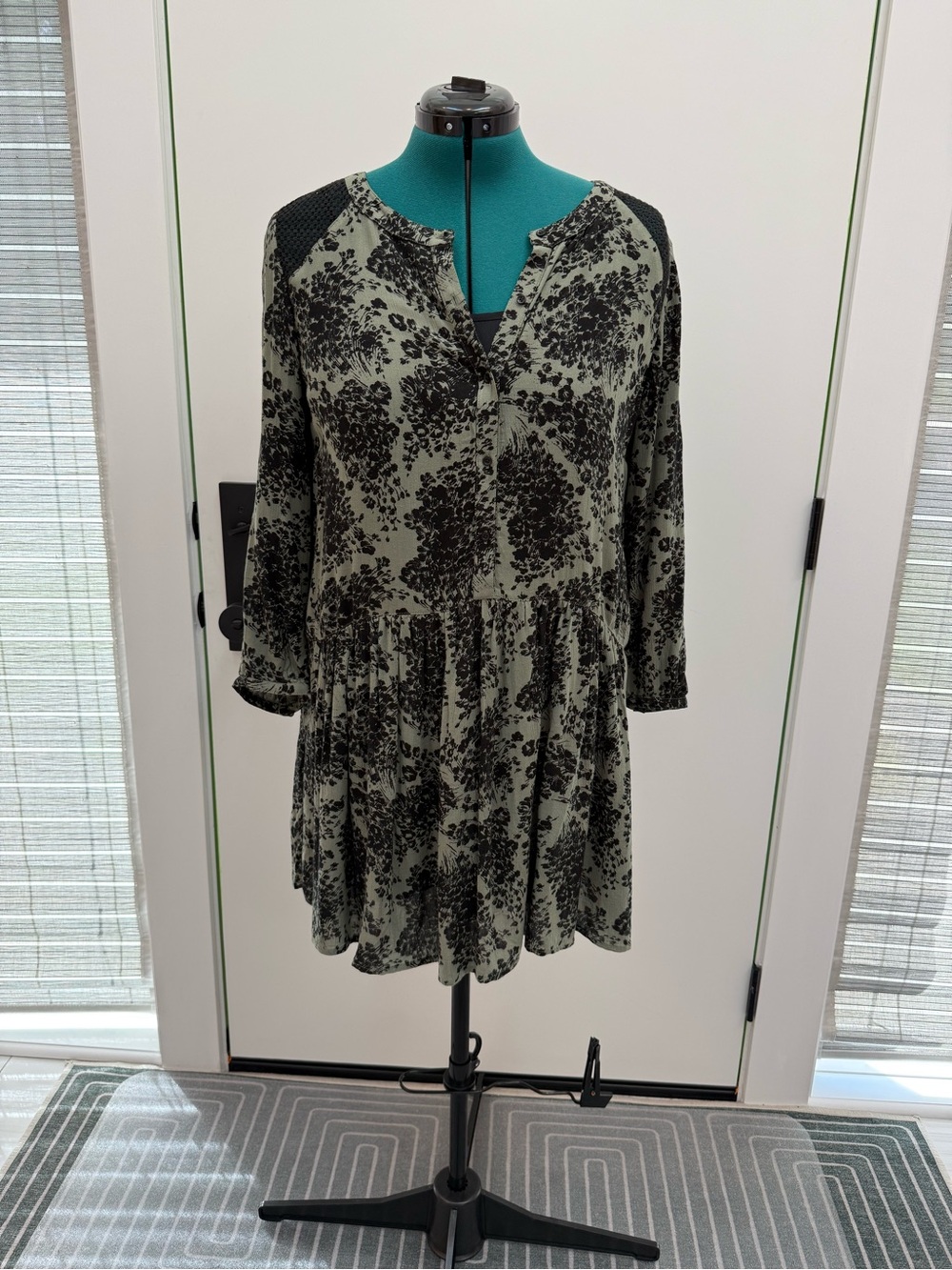 hinge ‘Olive Grove Whirlwind Floral’ Dress Size L NWT